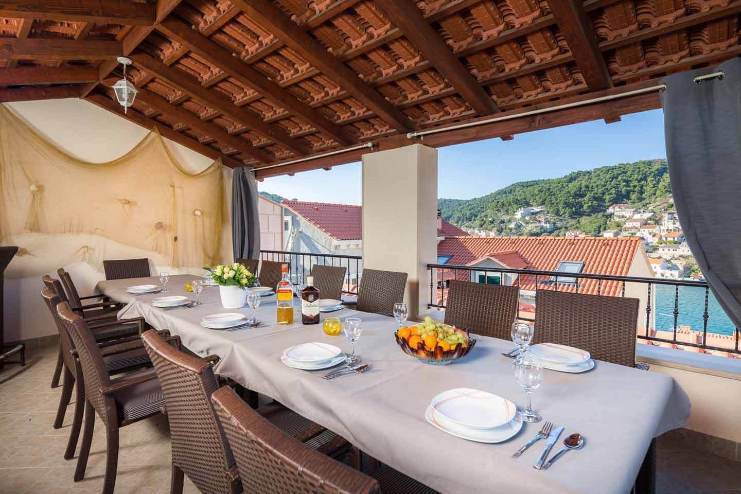 Villa-Prunella-large-outdoor-dining.jpg