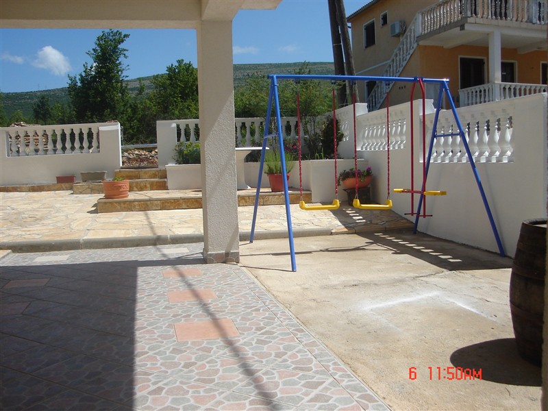 dvorište-ljuljčke.jpg