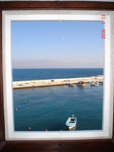 laraptwindow1.jpg
